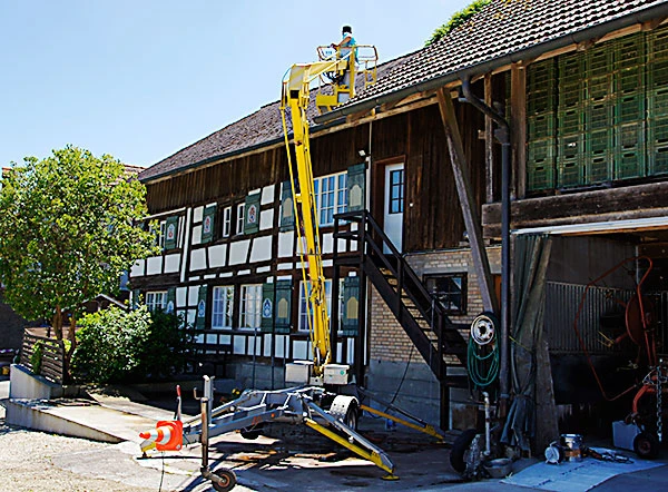 Fassadenarbeiten mit Hebebühne