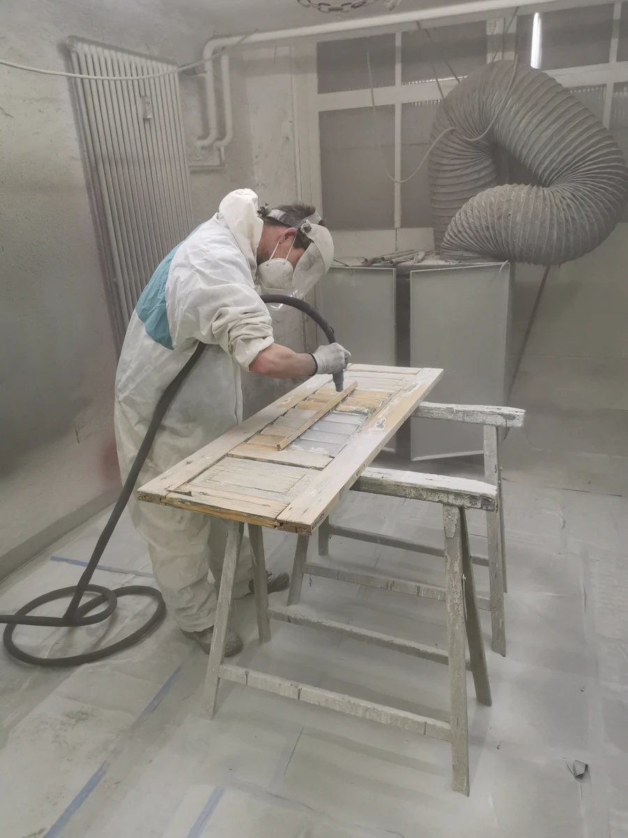 Sandstrahlarbeiten in der Werkstatt