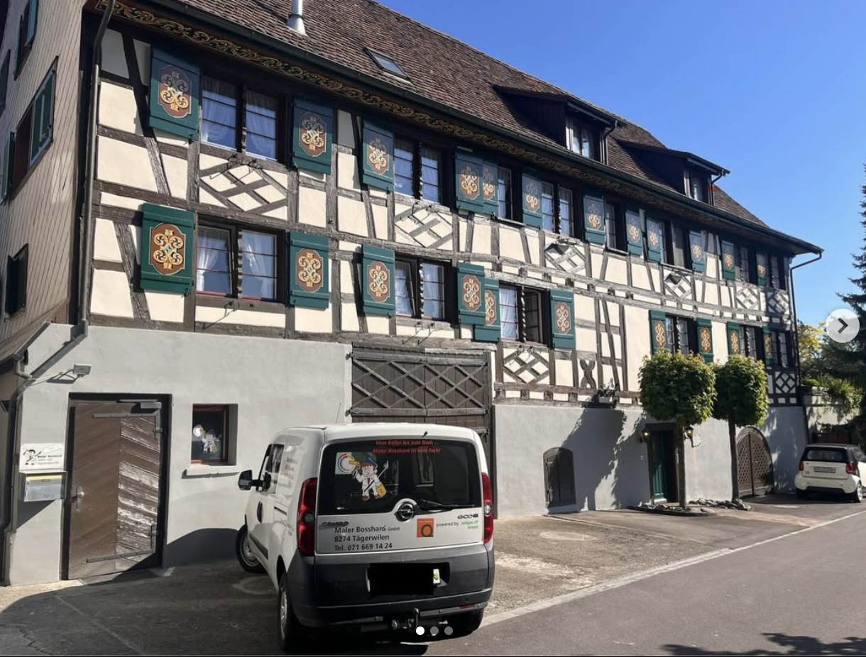 Maler Bosshard GmbH – Firmenbus vor Fachwerkhaus